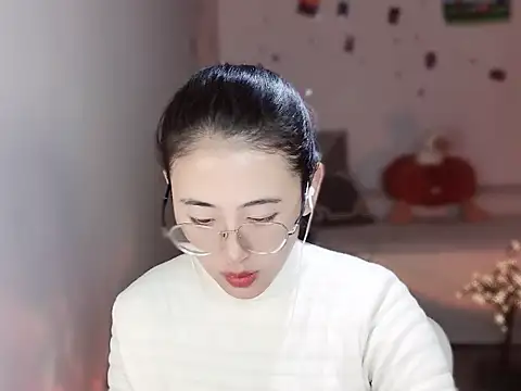 Queena  online show from 17, 12, 2025