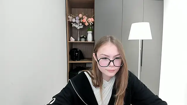 Snapshot of HienBaisey chatting on 10, 10, 2025 HienBaisey online show from 10, 10, 2025
