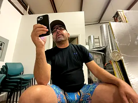 Snapshot of Fun_Time_Ron_2 chatting on 14, 10, 2025 Fun Time Ron 2 online show from 14, 10, 2025