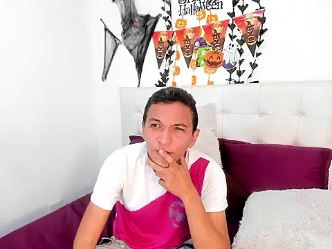 Snapshot of RichyTaylor_ chatting on 13, 10, 2025 RichyTaylor online show from 13, 10, 2025