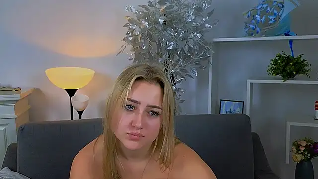 Snapshot of Lulu___Moon chatting on 28, 10, 2025 Lulu   Moon online show from 28, 10, 2025