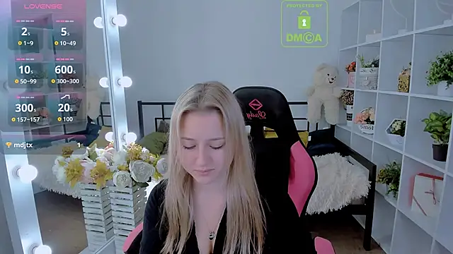 Snapshot of Lulu___Moon chatting on 29, 10, 2025 Lulu   Moon online show from 29, 10, 2025