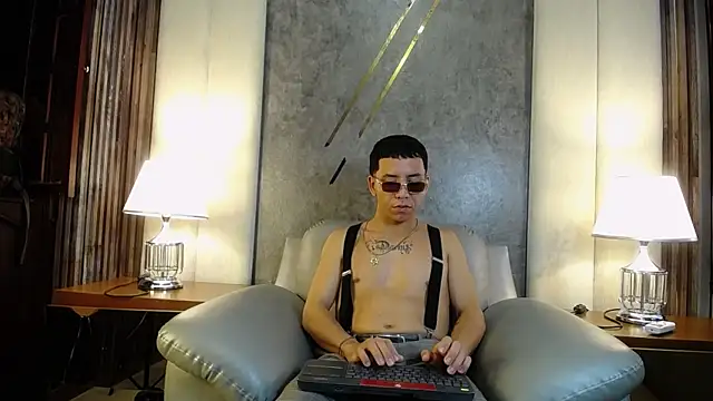 Snapshot of DanteLux__ chatting on 13, 10, 2025 DanteLux online show from 13, 10, 2025