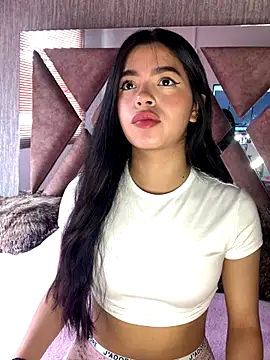 LunaMoore Pink online show from 17, 10, 2025