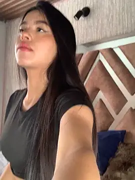 LunaMoore Pink online show from 25, 10, 2025