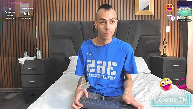 Snapshot of DerryAndIzzy chatting on 12, 11, 2025 DerryAndIzzy online show from 12, 11, 2025