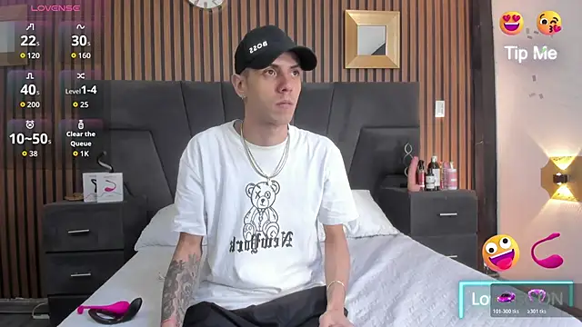 Snapshot of DerryAndIzzy chatting on 18, 11, 2025 DerryAndIzzy online show from 18, 11, 2025