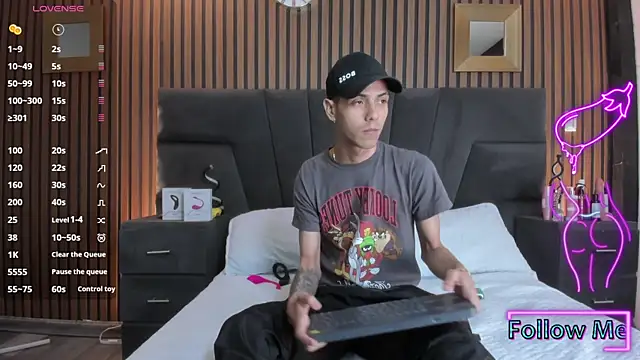 Snapshot of DerryAndIzzy chatting on 21, 11, 2025 DerryAndIzzy online show from 21, 11, 2025