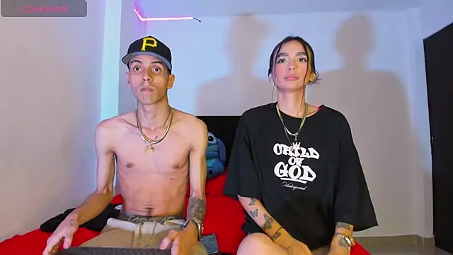 Snapshot of DerryAndIzzy chatting on 5, 2, 2026 DerryAndIzzy online show from 5, 2, 2026