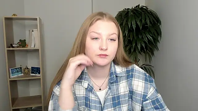 Snapshot of AdenaBourgois chatting on 13, 10, 2025 AdenaBourgois online show from 13, 10, 2025