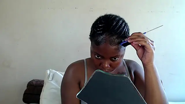 Yolaqueen04 online show from 13, 11, 2025