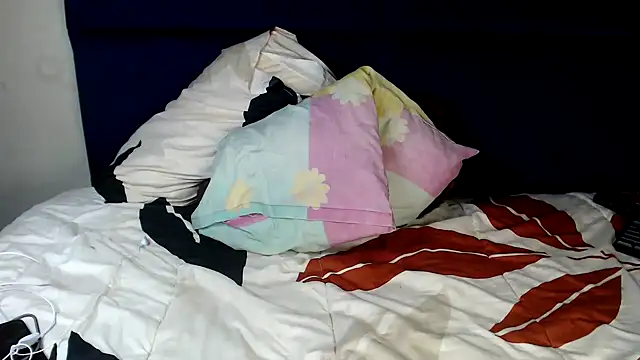 Yolaqueen04 online show from 2, 12, 2025