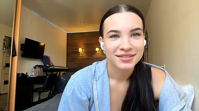 Snapshot of Tonnievi chatting on 13, 10, 2025 Tonnievi online show from 13, 10, 2025