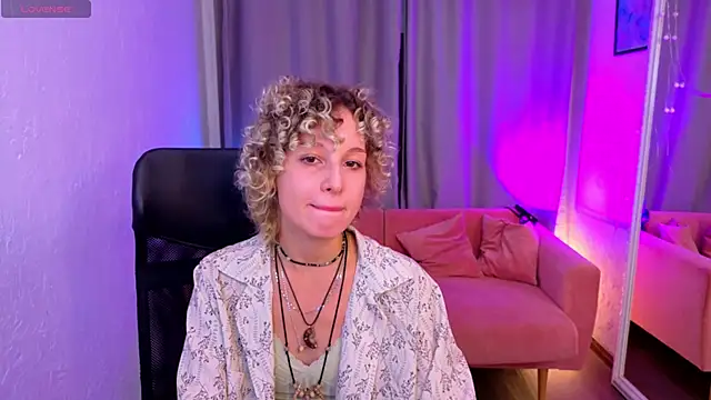 Snapshot of Mary_Wahlberg chatting on 13, 10, 2025 Mary Wahlberg online show from 13, 10, 2025