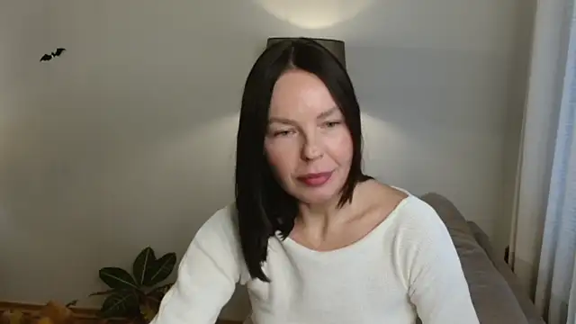 Snapshot of LittleNicolee chatting on 21, 10, 2025 LittleNicolee online show from 21, 10, 2025