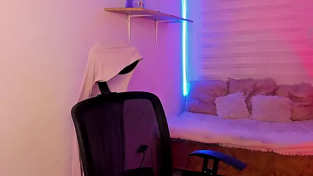 Emily Lindey online show from 24, 10, 2025