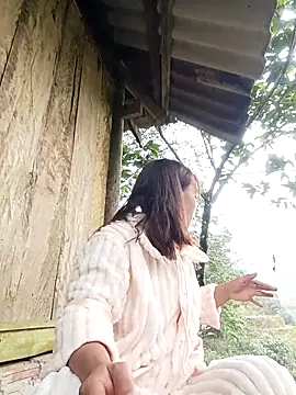 Snapshot of Nguyet2k4 chatting on 5, 12, 2025 Nguyet2k4 online show from 5, 12, 2025