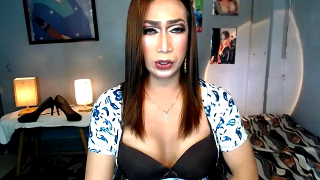 Snapshot of littleredbunny27 chatting on 31, 5, 2026 littleredbunny27 online show from 31, 5, 2026