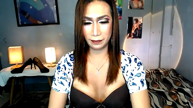 Snapshot of littleredbunny27 chatting on 3, 6, 2026 littleredbunny27 online show from 3, 6, 2026