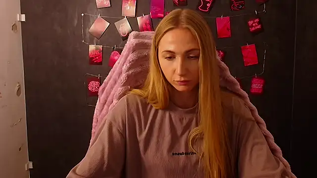 Snapshot of Emma_Moonlightt chatting on 20, 10, 2025 Emma Moonlightt online show from 20, 10, 2025