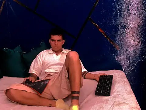 Snapshot of JOHS_TYLER chatting on 19, 10, 2025 JOHS TYLER online show from 19, 10, 2025