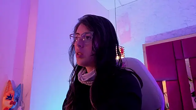 Snapshot of moon_winy chatting on 4, 7, 2026 moon winy online show from 4, 7, 2026