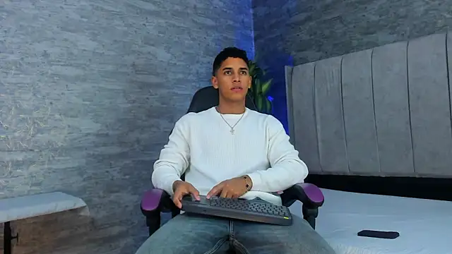 Snapshot of Zayne_cross chatting on 17, 10, 2025 Zayne cross online show from 17, 10, 2025