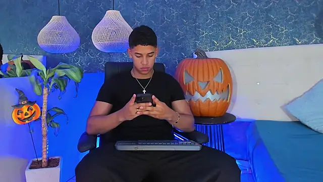 Snapshot of Zayne_cross chatting on 18, 10, 2025 Zayne cross online show from 18, 10, 2025