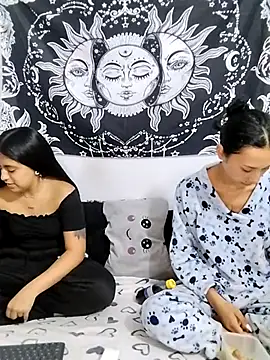 Snapshot of emily_n_abby chatting on 18, 4, 2026 emily n abby online show from 18, 4, 2026
