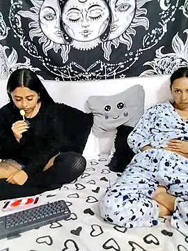 Snapshot of emily_n_abby chatting on 19, 5, 2026 emily n abby online show from 19, 5, 2026