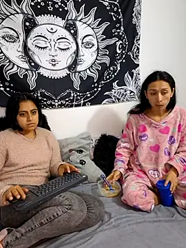 Snapshot of emily_n_abby chatting on 30, 6, 2026 emily n abby online show from 30, 6, 2026