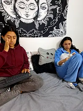 Snapshot of emily_n_abby chatting on 13, 7, 2026 emily n abby online show from 13, 7, 2026