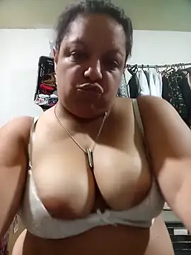 Snapshot of Alondrabb80 chatting on 5, 11, 2025 Alondrabb80 online show from 5, 11, 2025