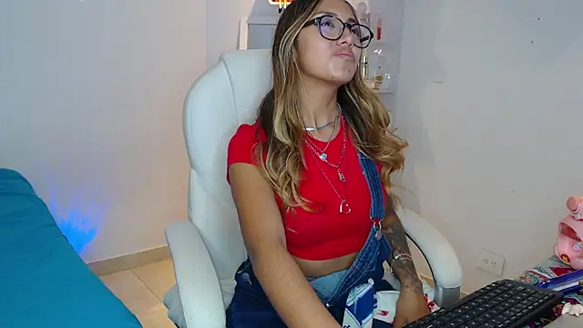 Snapshot of Ayleen_Honey chatting on 15, 11, 2025 Ayleen Honey online show from 15, 11, 2025