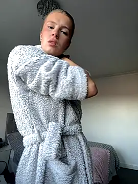 Snapshot of DaisyLoverxox chatting on 13, 11, 2025 DaisyLoverxox online show from 13, 11, 2025