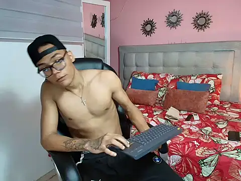Snapshot of aron_big_big chatting on 23, 10, 2025 aron big big online show from 23, 10, 2025