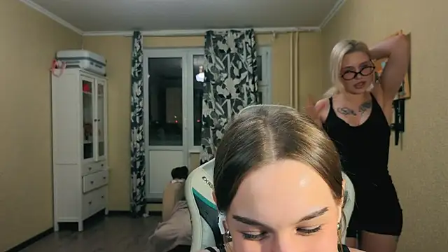 girls n roses online show from 29, 10, 2025