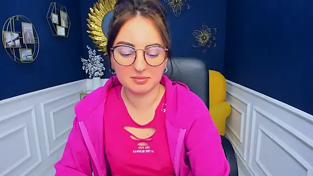 NoraSimons online show from 6, 3, 2026