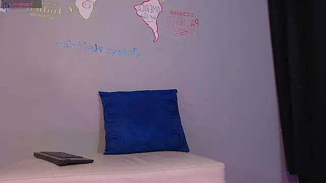 Snapshot of AngelDesire_ chatting on 25, 10, 2025 AngelDesire  online show from 25, 10, 2025