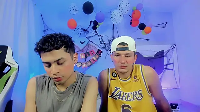 Snapshot of Twinks_boys_s chatting on 23, 10, 2025 Twinks boys s online show from 23, 10, 2025