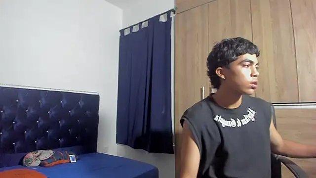 Snapshot of zinhuella420 chatting on 25, 10, 2025 zinhuella420 online show from 25, 10, 2025