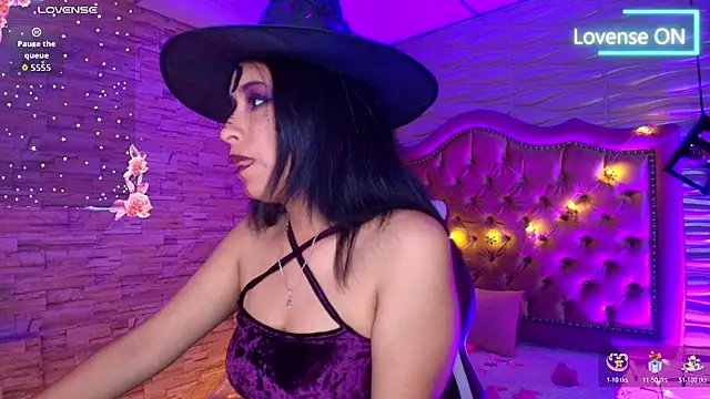 Snapshot of Roxanne_Han chatting on 30, 10, 2025 Roxanne Han online show from 30, 10, 2025