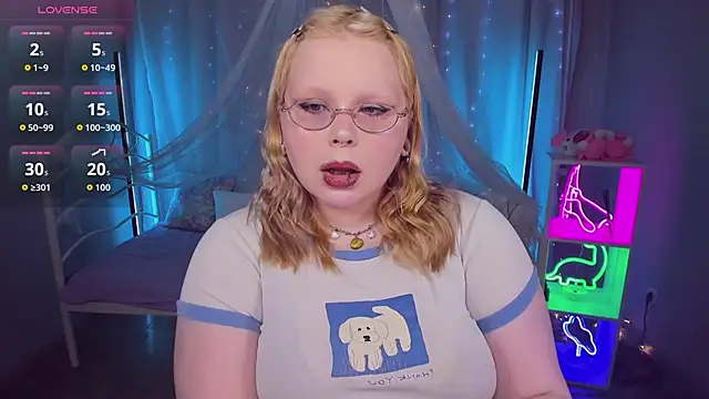 Snapshot of LottieReed chatting on 7, 6, 2026 LottieReed online show from 7, 6, 2026