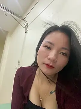 Bee Yellow00 online show from 31, 10, 2025