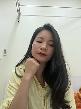 Bee Yellow00 online show from 19, 12, 2025