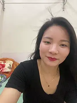 Bee Yellow00 online show from 18, 5, 2026