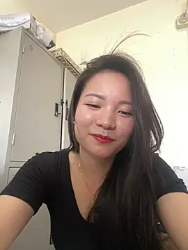 Bee Yellow00 online show from 28, 5, 2026