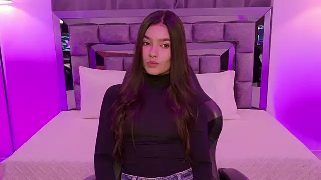 Snapshot of Bella_Clark2 chatting on 5, 11, 2025 Bella Clark2 online show from 5, 11, 2025