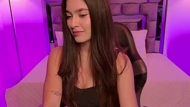 Snapshot of Bella_Clark2 chatting on 6, 11, 2025 Bella Clark2 online show from 6, 11, 2025