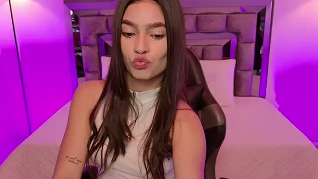 Snapshot of Bella_Clark2 chatting on 13, 11, 2025 Bella Clark2 online show from 13, 11, 2025